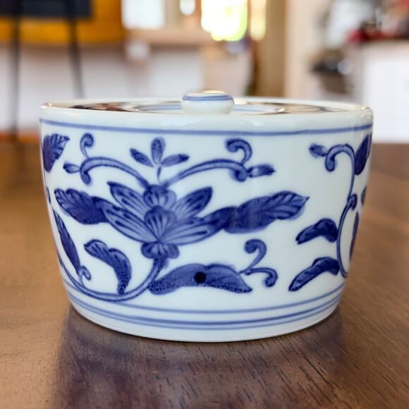 Vintage Tachikichi Kyoto Japan Blue and White Dresser Jar w Lotus Scroll Design - Picture 4 of 13